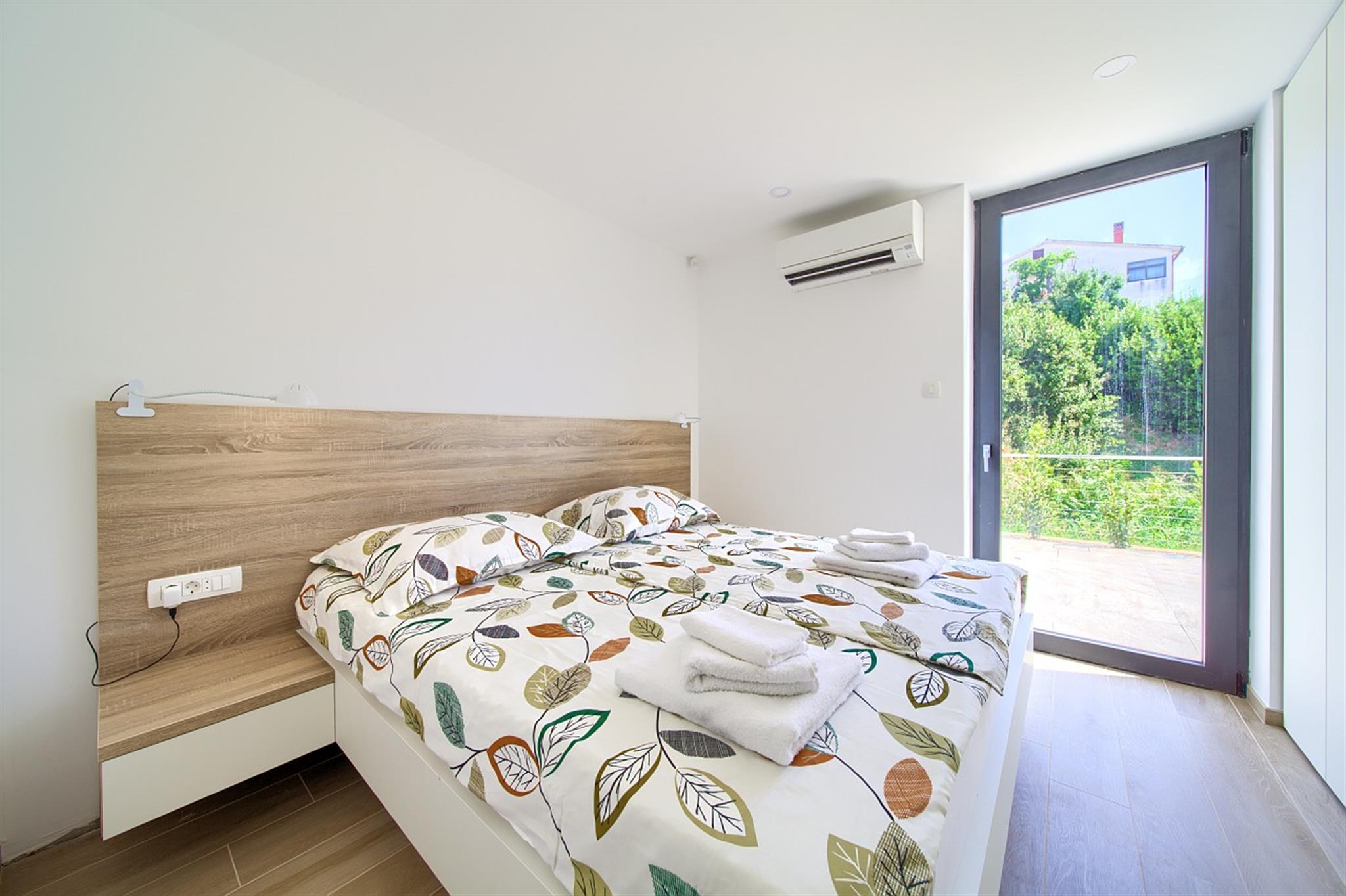 Villa Celeia - Luksuzni apartman na prvom katu s grijanim bazenom u centru grada Krka
